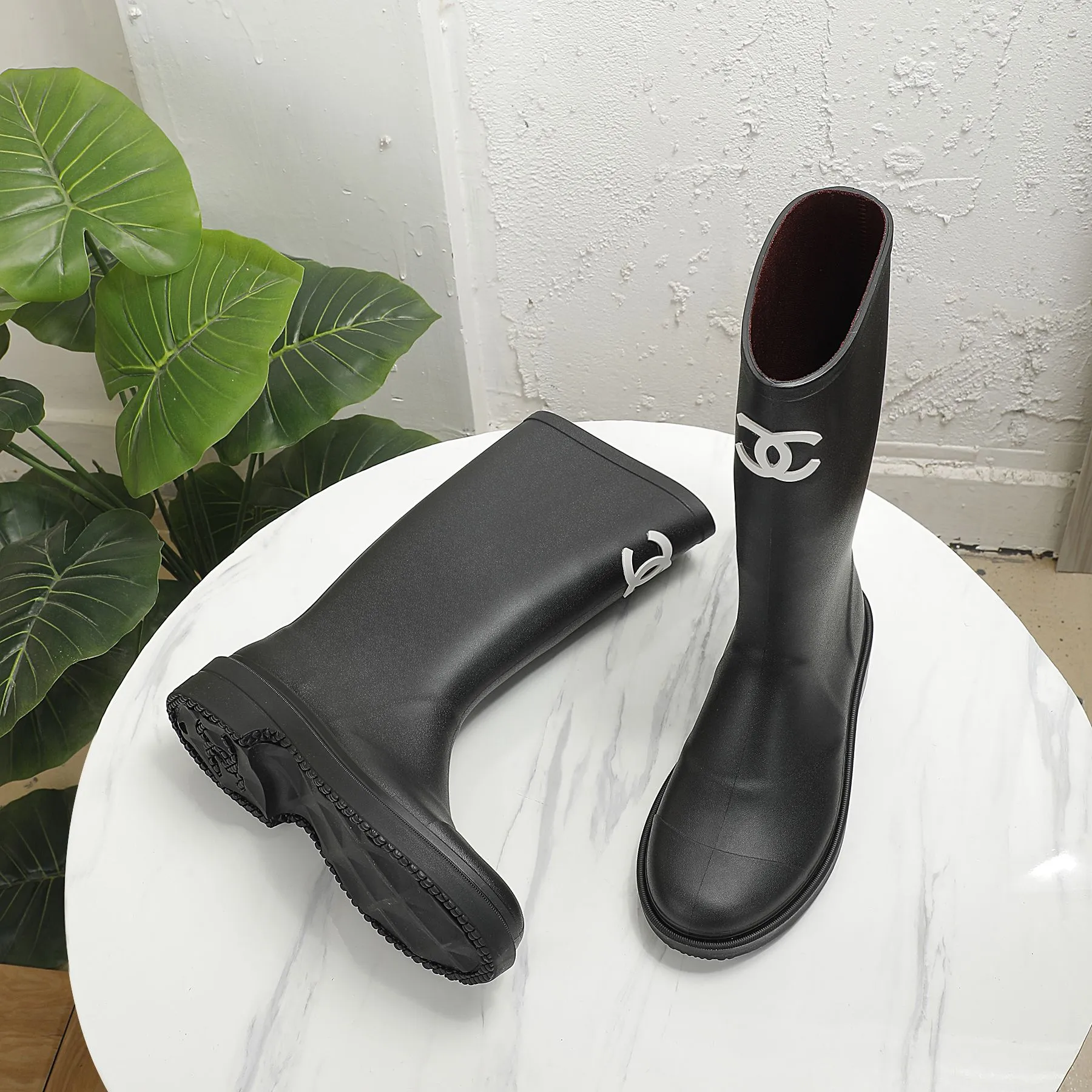 👟👟Ex-factory price 460👟👟 Women's shoes, women's clothing, women's CH rain boots CHANEL Chanel 22vs summer Internet celebrity popular rain boots series [Colorful hot one-piece rain boots] I bought a pair of rain boots that are very good-looking this season. They are limited to single digits in domestic counters. You can’t get them unless you are Vic. I am so lucky. I really love these rain boots. I love them so much. The upper feet are soft and waxy. They are so comfortable. With these boots, whether you have O-shaped legs, Purchased at counter for 7800! ! ! Exclusive mold opening and customization on the entire network, after one month of adjustment to restore the genuine grade, counter inspection level, only genuine grade! ! Flash sale on all products on the market! ! Fabric: Original open mold T👟👟Ex-factory price U one-piece molding Inner: Original customized imported Lycra injection molding Feet: Original injection molding pad Packing: Original packaging Code number: 35-41 ☀Color: 5 colors produced simultaneously on the official website